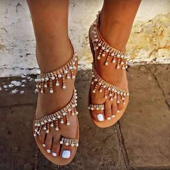 Женские сандалии с жемчужной подвеской Модные сандалии на плоской подошве с кристаллами, однотонные повседневные римские сандалии с заклепками для пляжного отдыха, обувь